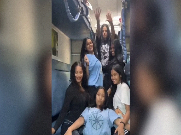 'Confidence Dekho': Internet Amazed At This Group Of Girls Dancing In Train To Make Reels 'Confidence Dekho': Internet Amazed At This Group Of Girls Dancing In Train To Make Reels