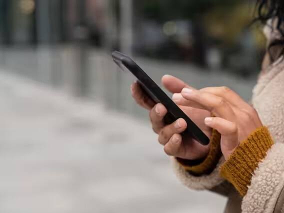एका संशोधनातून असं आढळून आलं आहे की, ज्यांना मोबाईलवर एका आठलड्यामध्ये 30 मिनिटापेक्षा  जास्त बोलायची सवय आहे त्यांना ब्लड प्रेशरचा आजार होण्याचा धोका जास्त असतो.