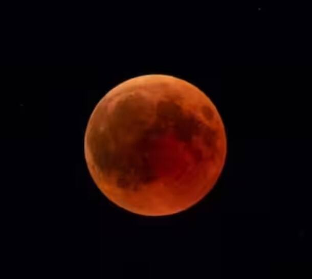 ਚੰਦਰ ਗ੍ਰਹਿਣ ਦੇ ਮਾੜੇ ਪ੍ਰਭਾਵਾਂ ਤੋਂ ਬਚਣ ਲਈ ਮੰਤਰ ਜਾਪ ਅਤੇ ਦਾਨ ਕਰਨਾ ਚਾਹੀਦਾ ਹੈ। ਅਜਿਹਾ ਮੰਨਿਆ ਜਾਂਦਾ ਹੈ ਕਿ ਗ੍ਰਹਿਣ ਦੇ ਸਮੇਂ ਅਤੇ ਉਸ ਤੋਂ ਬਾਅਦ ਵੀ ਮੰਤਰ ਦਾ ਜਾਪ ਗ੍ਰਹਿਣ 'ਤੇ ਪ੍ਰਭਾਵ ਨਹੀਂ ਪਾਉਂਦਾ, ਪਰ ਹਜ਼ਾਰ ਗੁਣਾ ਫਲ ਦਿੰਦਾ ਹੈ।