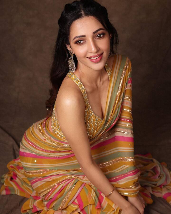 డీజే టిల్లు సినిమాలో నటన, అందంతో ఆకట్టుకుంది నేహా శెట్టి. Image Credit: Neha Shetty/Instagram