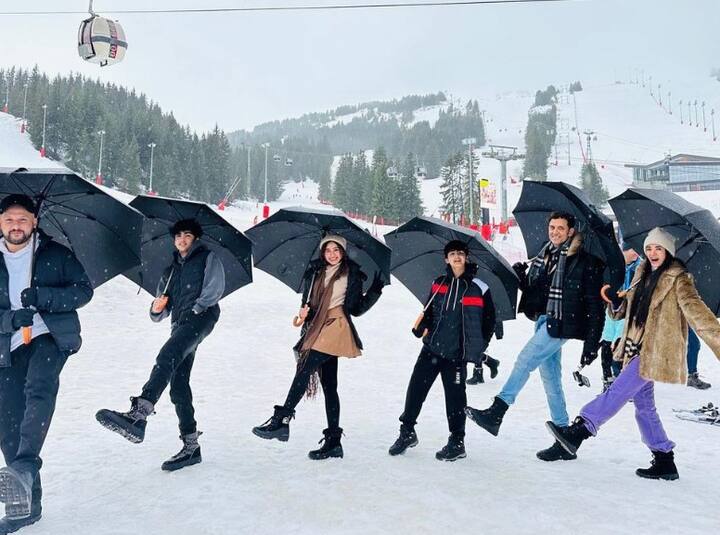 इससे पहले ऋतिक और सबा नए साल के मौके पर रेहान और रिदान के साथ वेकेशन पर गए थे. इसकी तस्वीरें ऋतिक ने सोशल मीडिया पर भी शेयर की थी.