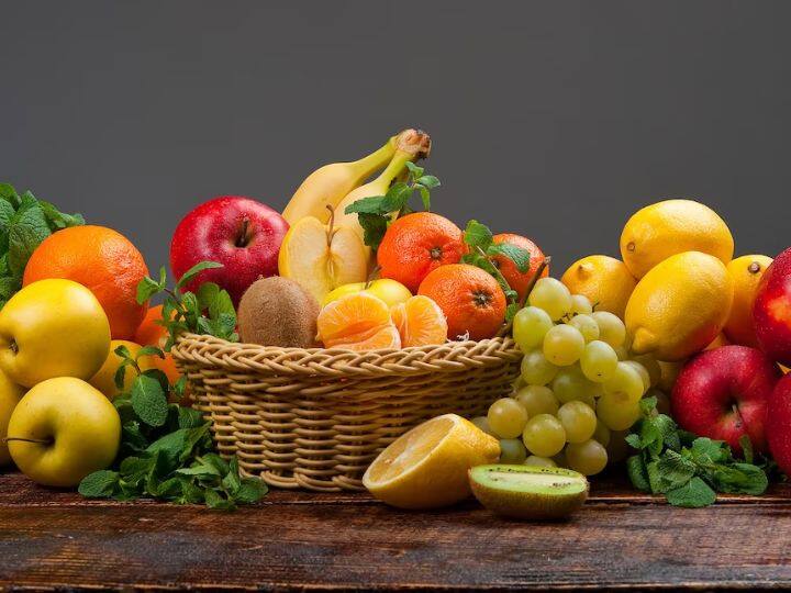 फलों से भरपूर पोषण आपको तभी मिलेगा, जब आप सही समय पर इनका सेवन करेंगे. गलत समय पर फलों का सेवन करने से आपका स्वास्थ्य बिगड़ सकता है और कई शारीरिक समस्याएं चिंता का सबब बन सकती हैं.