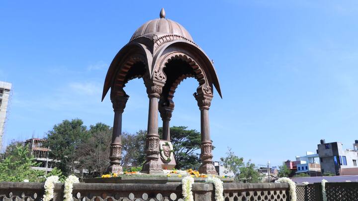 सकाळी ठीक 10 वाजता रस्त्यांवरील एस.टी. बसेससह चौकाचौकातील सिग्नलवरील अन्य वाहने, जाग्यावर थांबली होती.