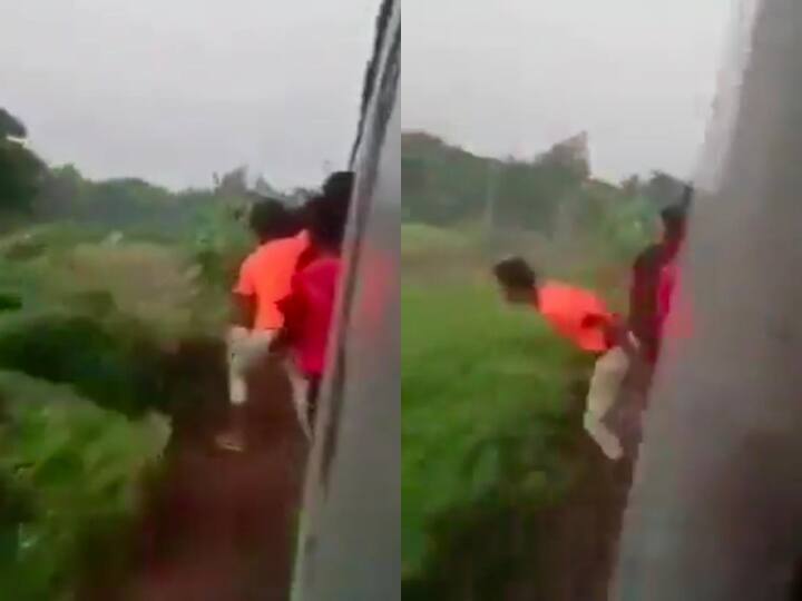 man hanging from moving train door collided with the pole viral video चलती ट्रेन के दरवाजे से लटककर हवाबाजी कर रहा था युवक, खंभे से टकराया