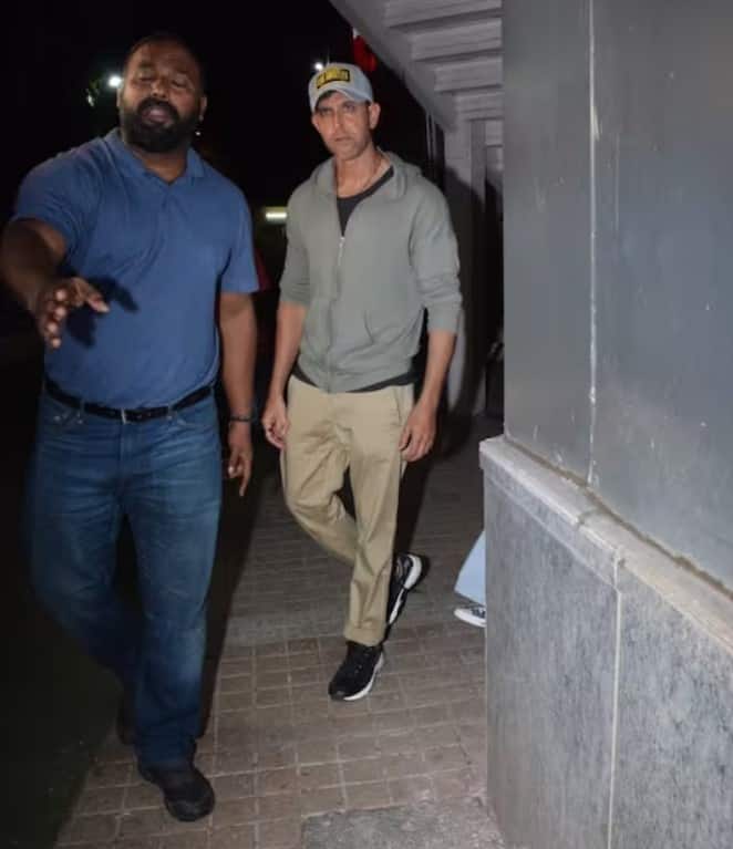 ਇਸ ਦੌਰਾਨ ਰਿਤਿਕ ਹੂਡੀ ਅਤੇ ਟਰਾਊਜ਼ਰ ਪਹਿਨੇ ਨਜ਼ਰ ਆਏ, ਉਨ੍ਹਾਂ ਨੇ ਕੈਪ ਵੀ ਪਾਈ ਹੋਈ ਸੀ। ਇਸ ਲੁੱਕ 'ਚ ਰਿਤਿਕ ਡੈਸ਼ਿੰਗ ਲੱਗ ਰਹੇ ਸਨ। ਦੂਜੇ ਪਾਸੇ ਸਬਾ ਕ੍ਰੌਪ ਟਾਪ ਅਤੇ ਬੈਗੀ ਪੈਂਟ 'ਚ ਕਾਫੀ ਸਟਾਈਲਿਸ਼ ਲੱਗ ਰਹੀ ਸੀ। ਉਸ ਨੇ ਆਪਣੇ ਵਾਲ ਖੁੱਲ੍ਹੇ ਛੱਡੇ ਹੋਏ ਸਨ।