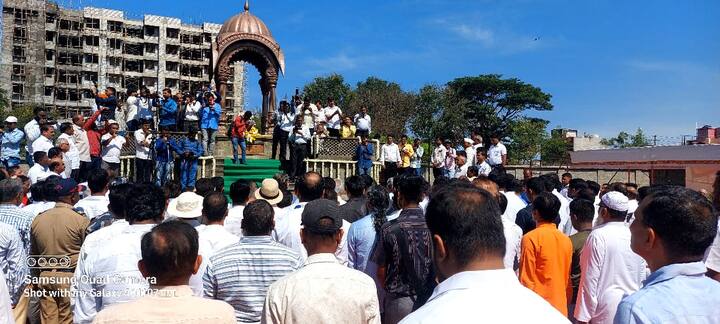 शाहू स्मृती स्थळ येथे श्रीमंत शाहू महाराज छत्रपती, माजी खासदार संभाजीराजे छत्रपती, पालकमंत्री तथा शालेय शिक्षण मंत्री दीपक केसरकर, उच्च व तंत्रशिक्षण मंत्री चंद्रकांत दादा पाटील, माजी पालकमंत्री आमदार सतेज पाटील, खासदार धनंजय महाडिक, खासदार धैर्यशील माने यांनी पुष्पहार अर्पण करुन शाहू महाराजांना अभिवादन केले.