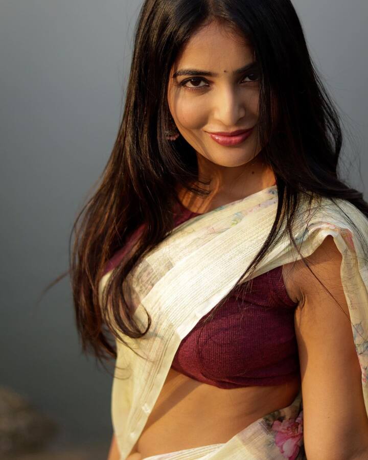 అమ్మడు అందాలు చూసి నెటిజన్లు ఫిదా అవుతున్నారు. Photo Credit: Ananya nagalla/Instagram