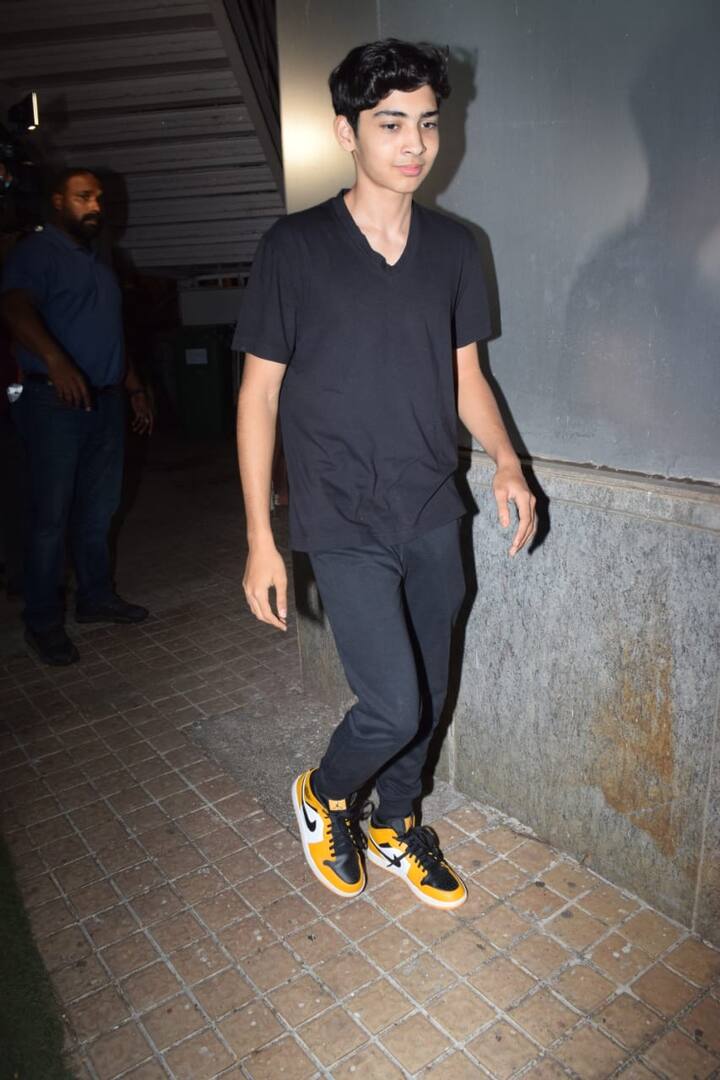 ऋतिक के बड़े बेटे रेहान ऑल ब्लैक लुक में डैपर लग रहे थे.