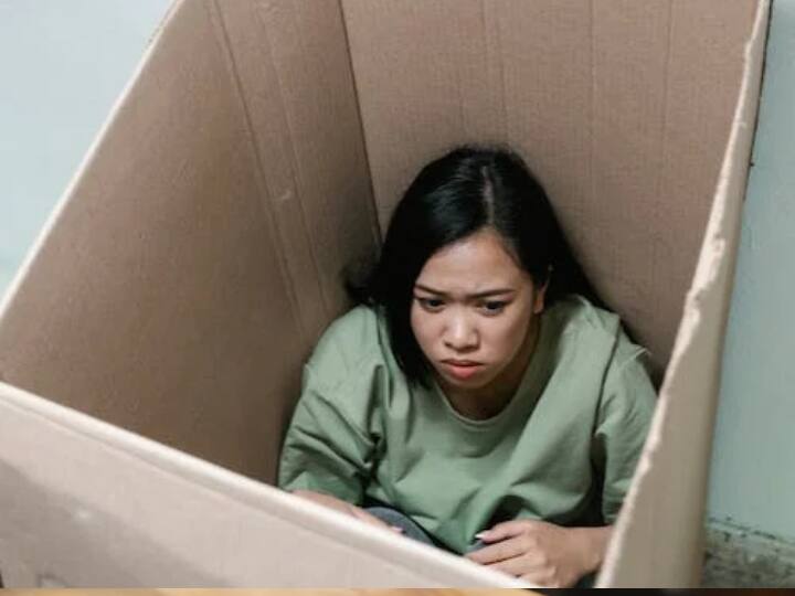 Androphobia: जब लडकियों या महिलाओं को मर्दों के पास जाने या उनके आसपास होने से डर लगता है तो उसे एंड्रोफोबिया कहते हैं. यह एक तरह का मेंटली डिसऑर्डर है जो किसी भी उम्र में हो सकता है. किसी दर्दनाक हादसे की वजह से लड़कियों के दिमाग में डर बैठ जाता है इसी वजह से यह मेंटल डिस्ऑर्डर होता है.