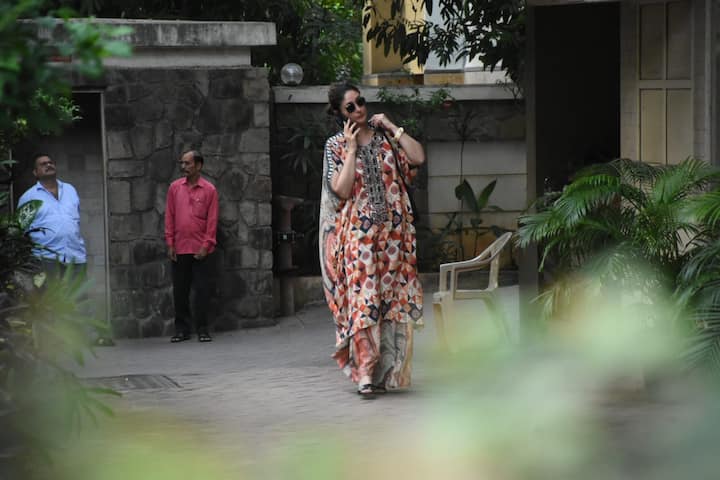 एक्ट्रेस ने मिनिमल मेकअप, बालों में बन और आंखों पर चश्मा लगाकर अपना ये लुक स्टाइलिश बनाया है.