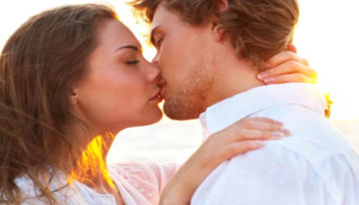 Kissing Side Effects oral health Major oral problems from kissing Kiss ਕਰਨ ਨਾਲ ਵੱਧਦਾ ਹੈ ਇਹ ਬੀਮਾਰੀਆਂ ਦਾ ਖਤਰਾ ! 80000000 ਬੈਕਟੀਰੀਆ ਦਾ ਹੁੰਦਾ ਹੈ ਆਦਾਨ-ਪ੍ਰਦਾਨ