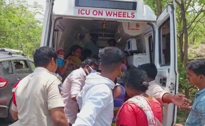 Srisailam Accident: నల్లమల ఘాట్ రోడ్డులో ప్రమాదం, బోల్తాపడ్డ టూరిస్ట్ బస్సు, 10 మందికి తీవ్రగాయాలు