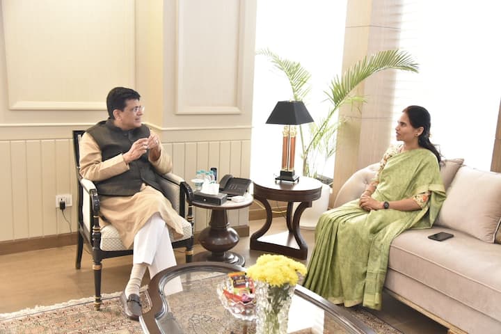 कांदा उत्पादक शेतकऱ्यांसाठी भारती पवार यांनी पुढाकार घेतला आहे. त्यांच्या मागणीनंतर मंत्री पियूष योगल यांनी कांदा खरेदीचं आश्वासन दिलंआहे.