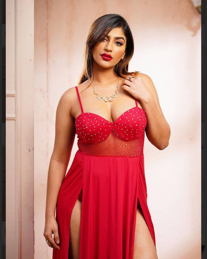 సోషల్ మీడియాలో యాక్టివ్ గా ఉండే ఎషిక ఎప్పటికప్పుడు ఫొటోస్ షేర్ చేస్తుంటుంది..