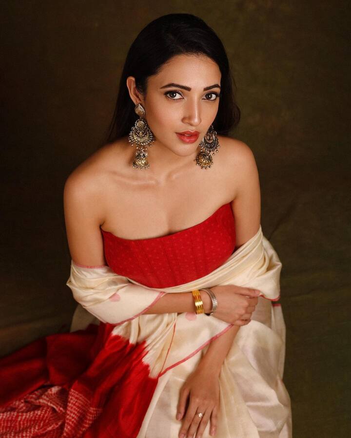 ఎర్ర గులాబీలా మెరిసిపోతున్న నేహా శెట్టి. Image Credit: Neha Shetty/Instagram