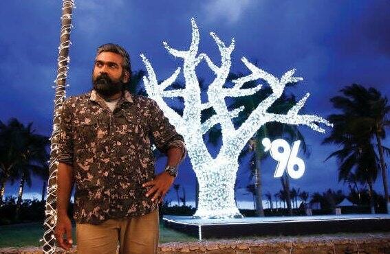 தான் பள்ளியில் காதலித்த ஜானுவை இன்றுவரை நினைத்துக்கொண்டு சிங்கிளாக இருப்பவர் இந்த ராம்.