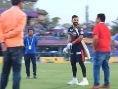 विराट कोहली ने अपने बचपन के कोच के छुए पैर, सोशल मीडिया पर वायरल हुआ वीडियो