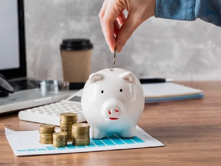 पीपीएफ खाते में जमा राशि पर सरकार कंपाउंडिंग के आधार 7.10 फीसदी ब्याज दर ऑफर कर रही है. खाते में जमा राशि पर आप 3 साल के बाद लोन भी ले सकते हैं.