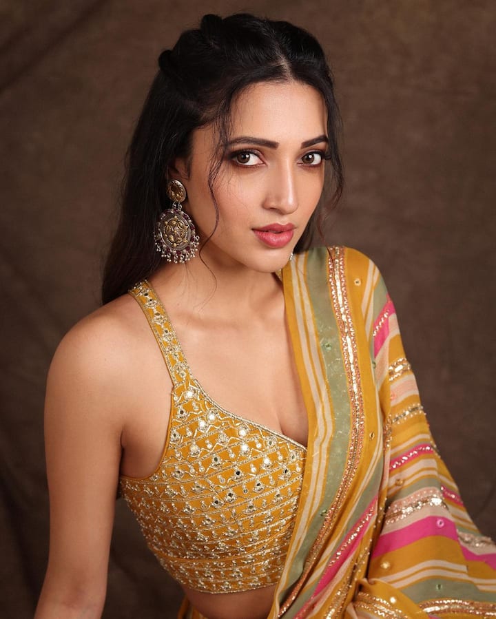 అందంతో చంపేస్తున్న డీజే టిల్లు భామ నేహా శెట్టి. Image Credit: Neha Shetty/Instagram