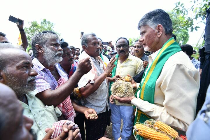 నిలువునా నష్టపోయామంటూ చంద్రబాబుకు తమ సమస్యలు వివరిస్తున్న రైతులు