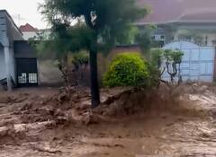 इस देश में बाढ़-भूस्खलन ने मचाई तबाही, एक ही परिवार के 11 बच्चों की मौत, स्कूल और अस्पताल भी डूबे, 176 मौतें