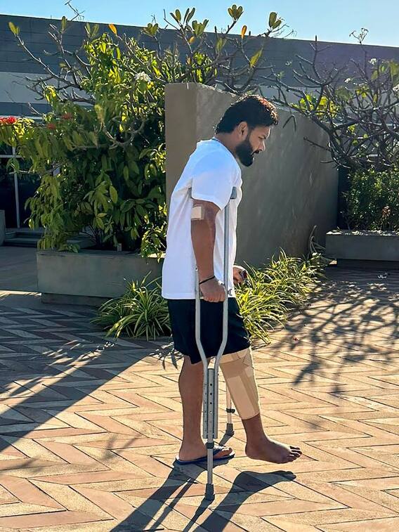 வாக்கிங் ஸ்டிக் உதவியில்லாமல் மாஸாக நடக்கும் ரிஷப் பந்த்