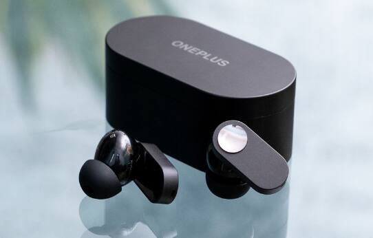 OnePlus Nord बड्समध्ये फोन कॉलसाठी सक्षम माइक आहे.  कंपनीचा दावा आहे की इअरबड्सची बॅटरी लाइफ 24 तासांपर्यंत आहे. जर तुम्ही बास प्रेमी असाल तर नॉर्ड बड्स हा एक चांगला पर्याय आहे. भारतात त्यांची किंमत 2,799 रुपये आहे.