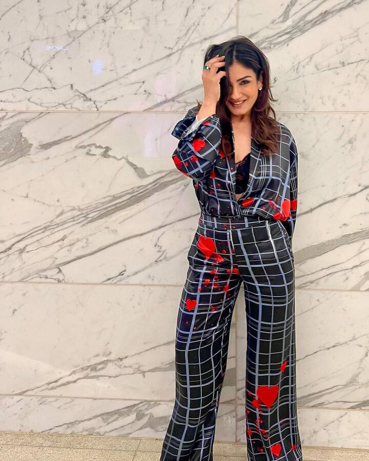 लेकिन रवीना की ये मेहनत बिल्कुल भी खराब नहीं गई. इस गाने ने दर्शकों का दिल ऐसा जीता कि सालों बाद भी ये फैंस के फेवरेट गानों की लिस्ट में शामिल है.