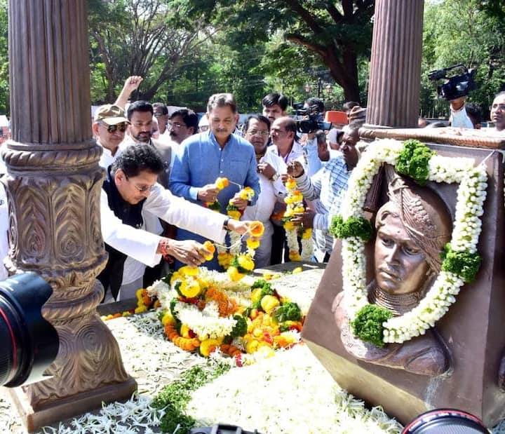 तसेच जिल्हा परिषदेचे मुख्य कार्यकारी अधिकारी संजयसिंह चव्हाण, पोलीस अधीक्षक शैलेश बलकवडे, मराठा महासंघाचे राष्ट्रीय उपाध्यक्ष वसंतराव मुळीक यांच्यासह विविध क्षेत्रातील मान्यवर, संस्था, संघटनांचे प्रतिनिधी, विद्यार्थी, शाहू प्रेमी नागरिक यांनी 100 सेकंद स्तब्ध उभे राहून लोकराजा शाहू महाराजांना विनम्र अभिवादन केले.