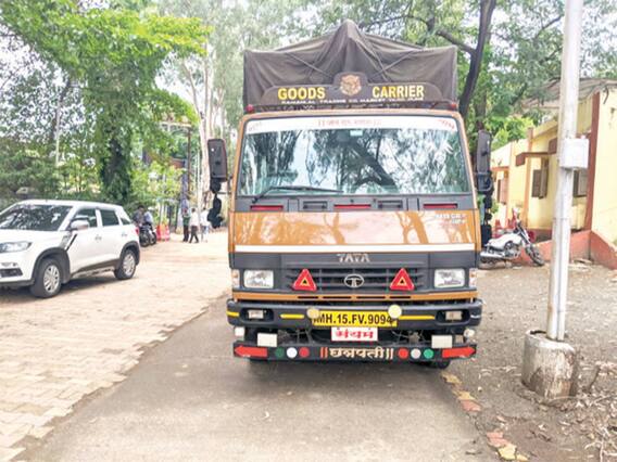 Nashik News : नाशिक जिल्ह्यात रेशनचा काळाबाजार, घोटी पोलिसांचा छापा, साडेचार लाखांचा तांदूळ जप्त Nashik News : नाशिक जिल्ह्यात रेशनचा काळाबाजार, घोटी पोलिसांचा छापा, साडेचार लाखांचा तांदूळ जप्त