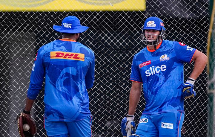 35 सामन्यांपैकी मुंबई संघाने 20 सामने तर चेन्नई संघाने 15 सामने जिंकले आहेत. पण यंदाच्या मोसमात याआधी झालेल्या सामन्यात चेन्नईनं मुंबईचा दारुण पराभव केला आहे. त्यामुळे ही लढत अटीतटीची होणार असून याकडे साऱ्यांचं लक्ष लागलं आहे.