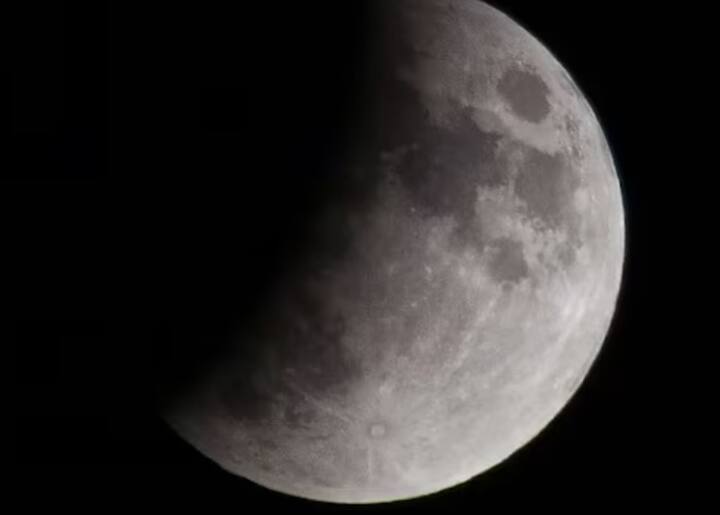 ਗ੍ਰਹਿਣ ਤੋਂ ਬਾਅਦ ਲੋੜਵੰਦਾਂ ਨੂੰ ਭੋਜਨ, ਕੱਪੜੇ ਜਾਂ ਪੈਸੇ ਵੀ ਦਾਨ ਕਰਨੇ ਚਾਹੀਦੇ ਹਨ। ਤੁਸੀਂ ਉਹ ਕੱਪੜੇ ਵੀ ਦਾਨ ਕਰ ਸਕਦੇ ਹੋ, ਜੋ ਗ੍ਰਹਿਣ ਦੌਰਾਨ ਪਹਿਨੇ ਗਏ ਸਨ।