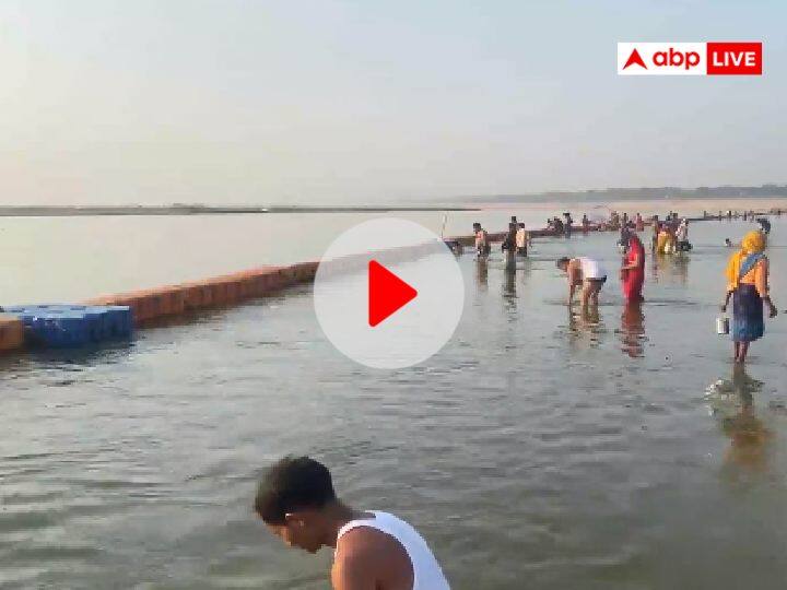 lunar eclipse people took bath at Sangam Ghat in Prayagraj after chandra grahan 2023 UP News Watch: चंद्र ग्रहण के बाद बड़ी संख्या में प्रयागराज पहुंचे श्रद्धालु, संगम घाट पर किया स्नान, देखें वीडियो