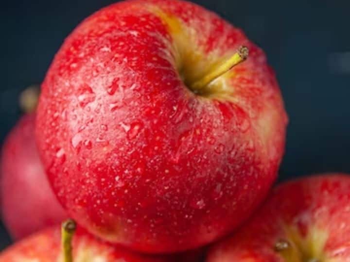 सेब एक ऐसा फल है, जिसका सेवन करना सभी को अच्छा लगता है. इसमें कोई शक नहीं है कि सेब बहुत सेहतमंद फल है. हालांकि कुछ लोग इसे फ्रिज में रखकर इसकी पौष्टिकता को नष्ट कर देते हैं.
