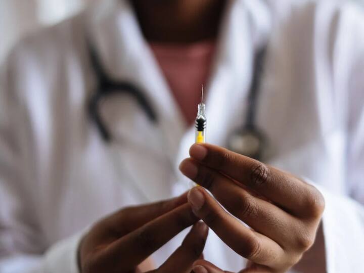 Trypanophobia: ट्रिपैनोफोबिया इंजेक्शन का डर होता है, जिसकी वजह से कभी-कभी लोग चिकित्सा उपचार और डॉक्टरों से बचने लगते है. बच्चे ज्यादातर इस फोबिया से ग्रसित होते हैं, लेकिन यह उनकी वयस्कता में भी बना रह सकता है.