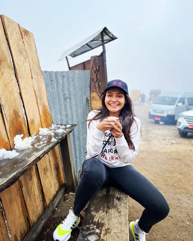 பல இசை நிகழ்ச்சிகளிலும்  பங்குபெற்று கலக்கி வருகிறார். சமீபத்தில் யுவன் சங்கர் ராஜாவின் பாரிஸ் கான்செர்டிலும் பாடினார்.