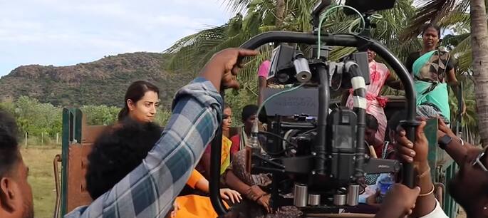மேலும் பொன்னியின் செல்வன் இருபாகங்களுக்குப் பிறகு 'தி ரோட்’ திரைப்படத்தை நடிகை த்ரிஷா பெரிதும் எதிர்பார்ப்பதாகக் கூறப்படுகிறது. இப்படத்திற்கு சாம்.C.S இசையமைத்துள்ளார். K.G. வெங்கடேஷ் ஒளிப்பதிவு செய்துள்ளார்.