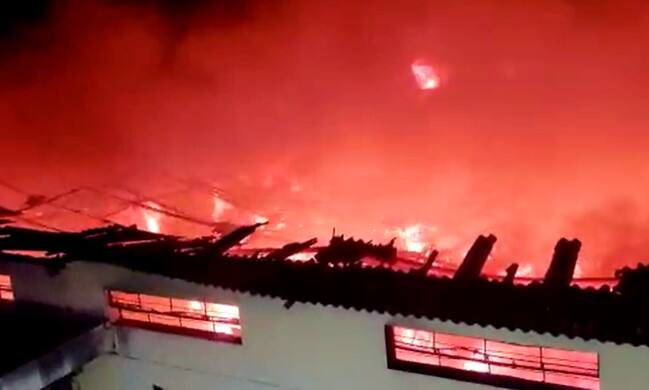 Pune news pune fire three workers dead in fire at godown in wagholi Pune Fire : पुण्यात मंडपाच्या गोडाऊनला भीषण आग; तीन जणांचा होरपळून मृत्यू