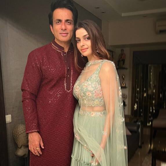 सोनू सूद मुंबई के अंधेरी इलाके में बने एक आलीशान घर में अपनी फैमिली के साथ रहते हैं. सोनू का ये घर 2600 वर्ग फीट में बना हुआ है.