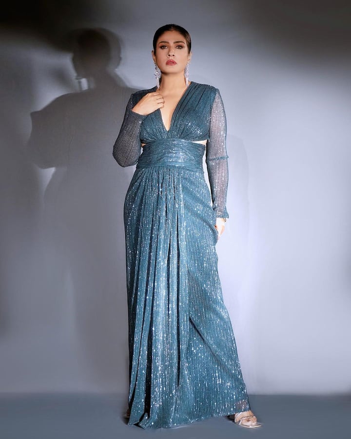 लेकिन फैंस को उनकी केमिस्ट्री सबसे ज्यादा पसंद अक्षय कुमार के साथ पसंद आती थी.यही वजह है कि दोनों की फिल्म ‘मोहरा’ का गाना “टिप टिप बरसा पानी” आज भी लोगों की जुबां पर रहता है.