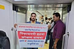 'रिफायनरी हटवा, कोकण वाचवा'; मुंबईत बारसू रिफायनरीविरोधात रेल्वे, मेट्रोत कोकणवासीयांची बॅनरबाजी