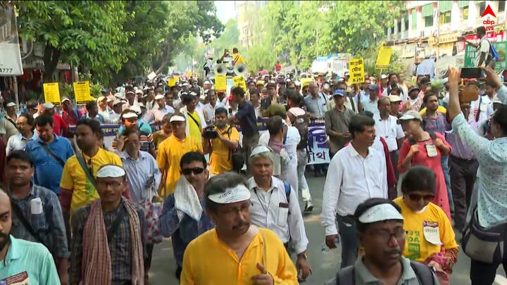 Kolkata DA Agitation: আজ DA-আন্দোলনের শততম দিন, মিছিলের স্লোগানের আওয়াজ চাপা দিতে রাস্তাজুড়ে মাইক লাগিয়ে উচ্চস্বরে রবীন্দ্রসংগীত বাজানোর অভিযোগ উঠল প্রশাসনের বিরুদ্ধে। 