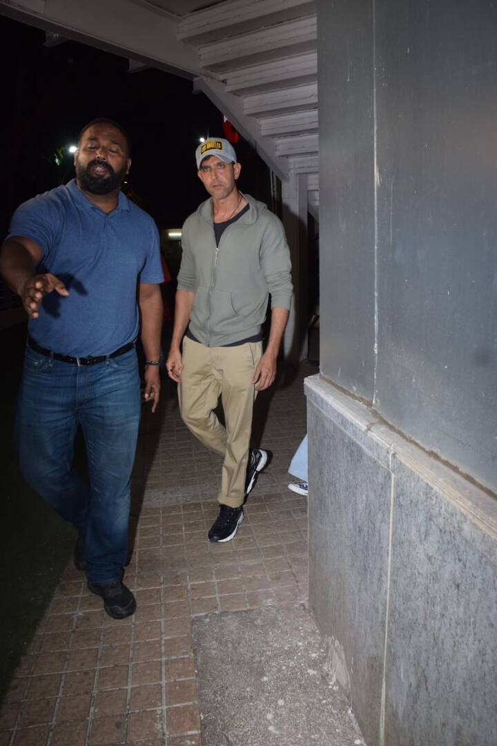 इस दौरान ऋतिक हुडी और ट्राउजर पहने नजर आए, उन्होंने कैप भी लगाई हुई थी. ऋतिक इस लुक में काफी डैशिंग लग रहे थे.