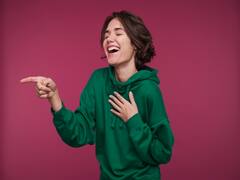 हंसी आ रही है तो रोकिएगा मत, इसके 5 फायदे कर देंगे आपको हैरान