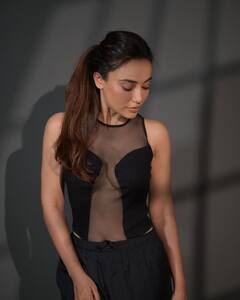 Surbhi Jyoti Photos: पहले कभी देखा होगा सुरभि ज्योति का ऐसा अंदाज, टीवी की इस हसीना ने इस बार उड़ा दिए होश