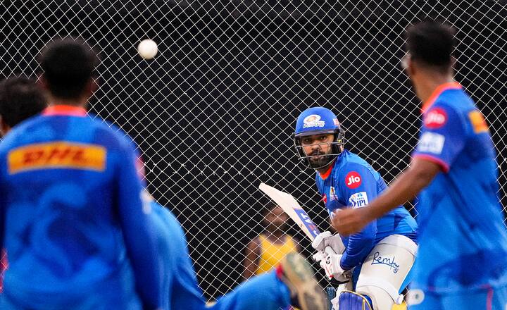 मुंबई संघाने सलग दोन सामन्यात विजय मिळवला आहे. त्यामुळे आजच्या सामन्यात विजय मिळवून संघ विजयाची हॅटट्रिक मारण्याचा प्रयत्न करेल. मुंबईने मागील सामन्यात पंजाबचा तर त्याआधीच्या सामन्यात राजस्थानचा पराभव केला आहे. तर दुसरीकडे चेन्नई संघ सलग दोन सामन्यात पराभवानंतर आजच्या सामन्यात उतरणार आहे. मुंबई विरुद्धचा सामना जिंकून चेन्नई संघ विजयी मार्गावर परतण्याचा प्रयत्न करेल.11