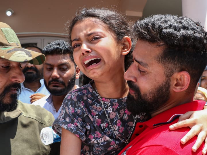 Rajouri Encounter Please Come Back Papa Pleads 10 Year Old Daughter of Indian Army Havildar Neelam Singh Who Martyred Rajouri Encounter: 'प्लीज पापा... वापस आ जाओ', राजौरी में आतंकी हमले में शहीद हुए सैनिक की बेटी की पुकार
