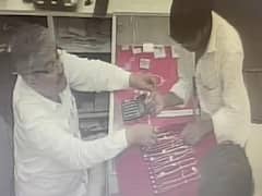 ग्राहक बनकर आया चोर ज्वेलरी शॉप से ले उड़ा 12 सोने की चेन, सीसीटीवी में वारदात कैद