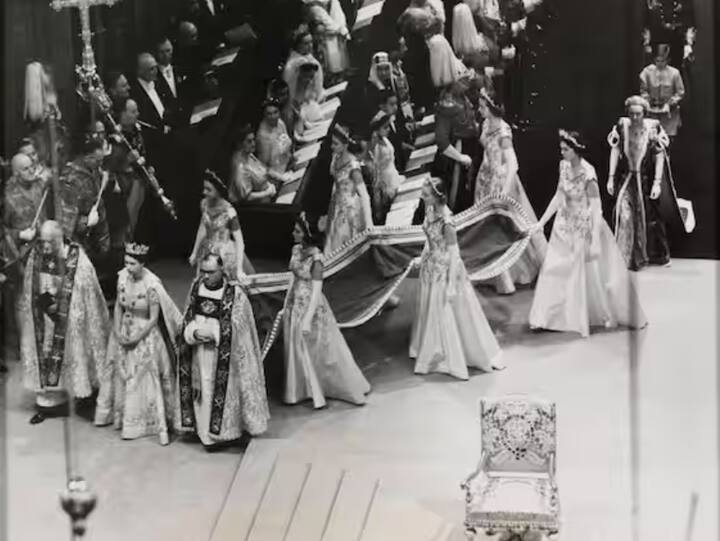 एलिझाबेथ II च्या राज्याभिषेकाच्या समारंभाला 8,000 पाहुणे उपस्थित होते. याशिवाय 27 दशलक्ष लोकांनी हा सोहळा टीव्हीवर लाईव्ह टेलिकास्टद्वारे पाहिला होता.