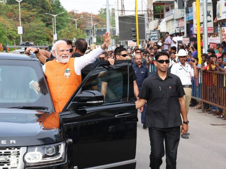 Karnataka Elections: बेंगलुरु में पीएम मोदी का मेगा रोड शो, समर्थकों में भारी उत्साह, रोक लगाने के लिए डाली गई थी PIL Karnataka Assembly Election 2023 pm narendra modi road show in Bengaluru PIL in high court Karnataka Elections: बेंगलुरु में पीएम मोदी का मेगा रोड शो, समर्थकों में भारी उत्साह, रोक लगाने के लिए डाली गई थी PIL